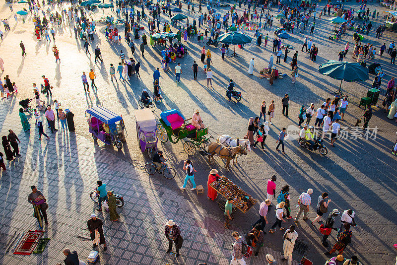 摩洛哥马拉喀什，夜生活和人们在Djemaa El Fna广场上的影子